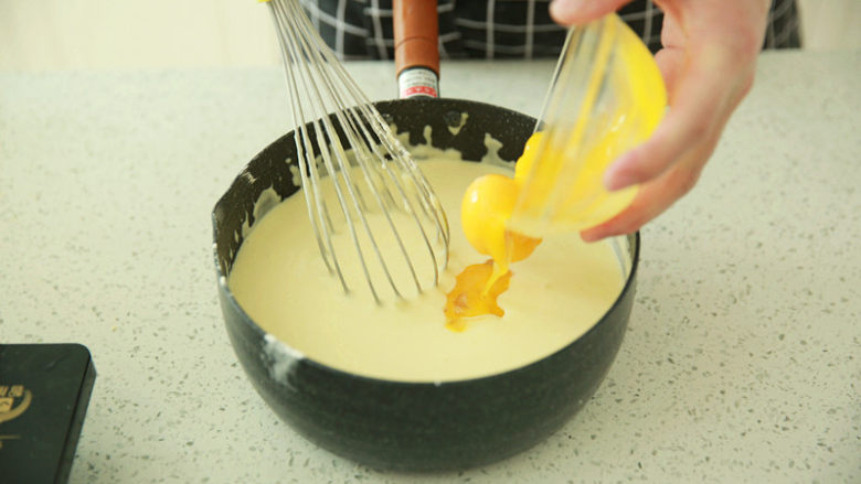 蓝莓乳酪派,加入蛋黄，继续用手动打蛋器搅拌至顺滑