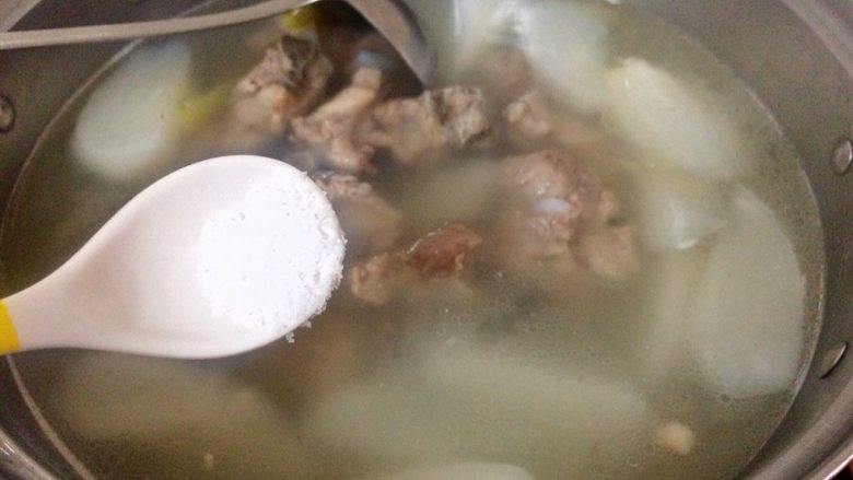 冬季暖汤～白萝卜排骨汤,加入适量的盐
