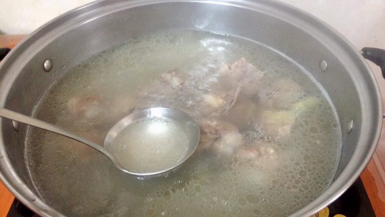 冬季暖汤～白萝卜排骨汤,转小火熬到汤变白，撇掉表面的浮沫