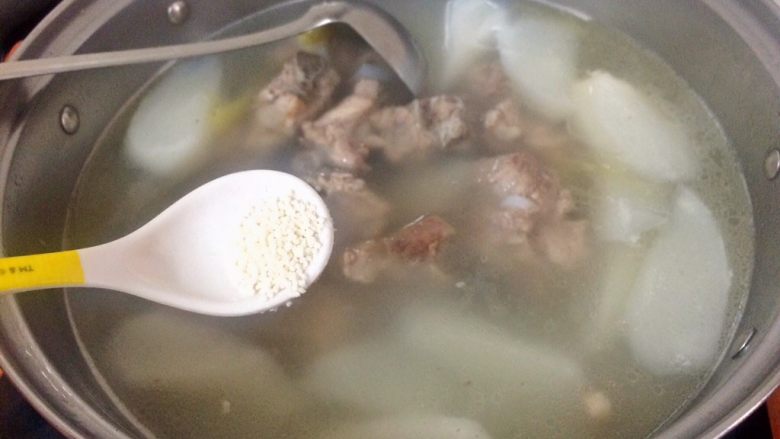 冬季暖汤～白萝卜排骨汤,加少许味精