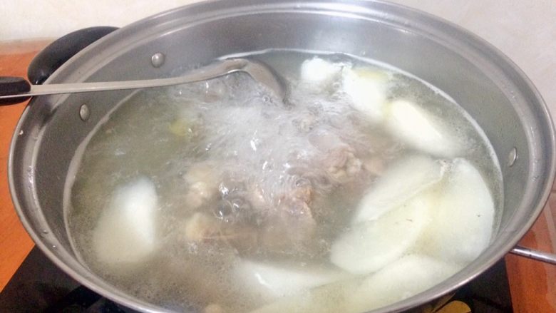 冬季暖汤～白萝卜排骨汤,继续中火炖煮