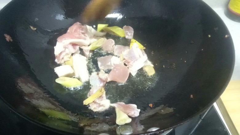 肉片炒平菇,锅中放入适量油，放入葱、姜肉片。