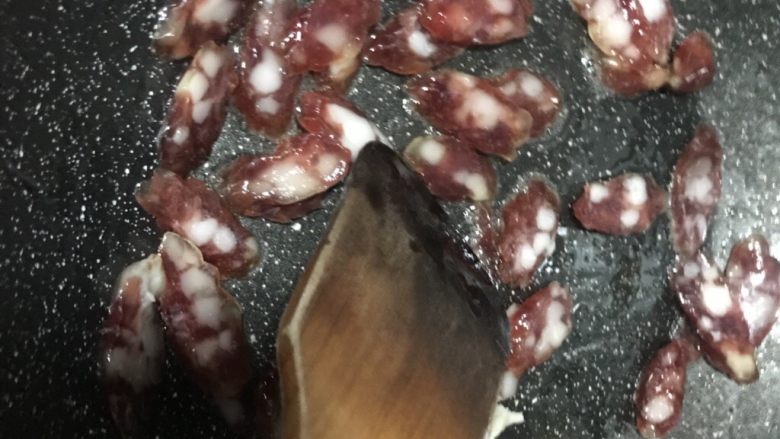 香菇腊肠焖饭,不粘锅将腊肠煎出油捞出