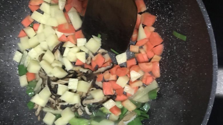 香菇腊肠焖饭,倒入香菇，土豆，胡萝卜翻炒片刻