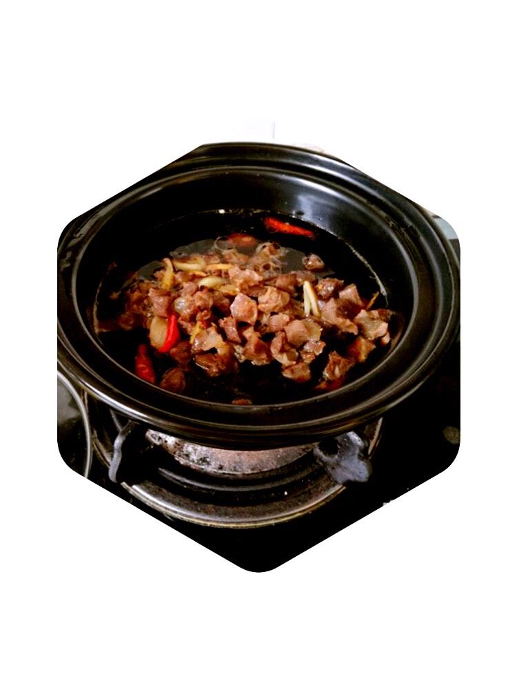 西红柿🍅土豆🥔牛肉,吧炒好的牛肉倒入沙锅 加入适量的温水 煮开后中小火慢慢炖