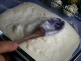 脆皮炸鲜奶,尽量将表面抹平整，放冰箱冷藏过夜直到凝固