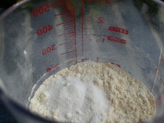 脆皮炸鲜奶,将面粉和泡打粉混合