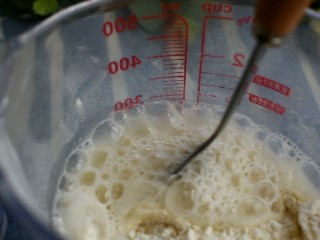 脆皮炸鲜奶,倒入清水，边倒入边搅拌