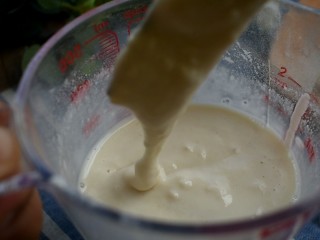 脆皮炸鲜奶,直至形成这种有滴落感的面糊