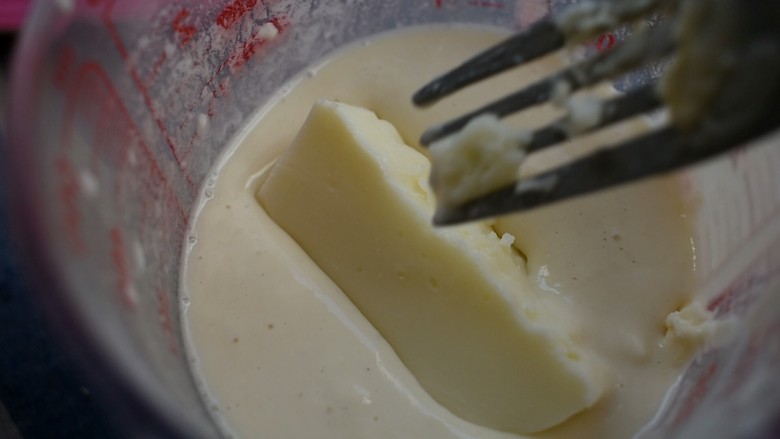 脆皮炸鲜奶,将切好的长条状奶冻放进面糊中