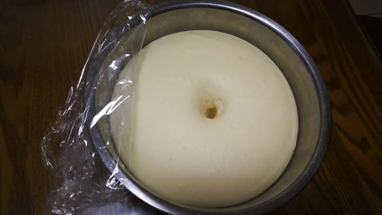 圆嘟嘟小刺猬—豆沙包,盖保鲜膜发酵至约2倍大。手指蘸干面粉插入面团洞不回缩就可以了。