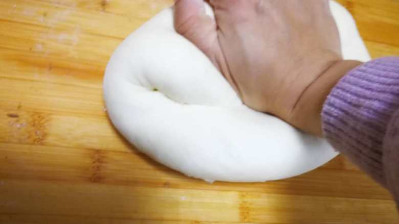 圆嘟嘟小刺猬—豆沙包,取出面团用手在撒干粉的面板上反复揉压排气，不断的揉压，多揉一段时间，这样蒸出的馒头才会光滑。