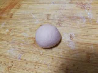 圆嘟嘟小刺猬—豆沙包, 留的白色面团加入很少的红曲米粉揉匀。