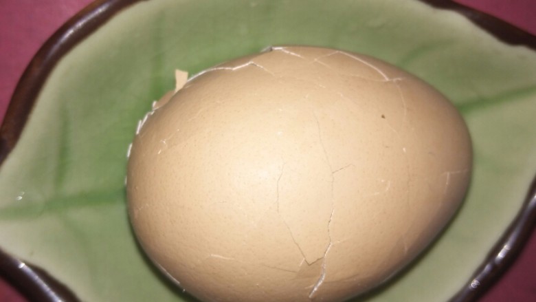 大吉大利，今天吃鸡🐔,将鸡蛋去皮，很多人都说很难剥出完整光滑的鸡蛋。但是只要掌握以下技巧就可以了：不要趁热的时候剥、还有就是将整个鸡蛋滚动一圈方便去皮。