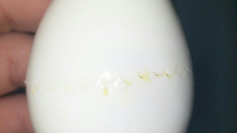 大吉大利，今天吃鸡🐔,用上面刀具在鸡蛋雕刻出如图所示的花纹，没有刀具的也可以选择用水果刀慢慢雕刻。这个过程需要耐心😊。