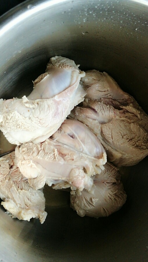 白切羊肉,锅里的热水倒掉后，用温水把沾在羊肉上面的血沫及絮状物冲洗干净。