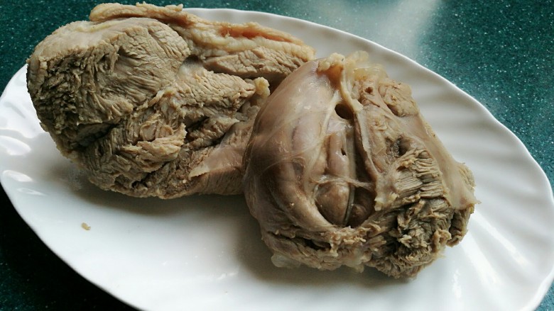 白切羊肉,煮好的羊肉不要泡在汤里面，捞出来放到冰箱里冷藏，让羊肉变得紧实，切的时候不宜碎能成型。