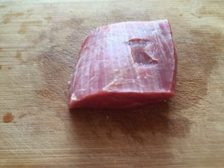 泡椒牛肉丝,切掉边角整出形在切片。