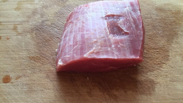 泡椒牛肉丝,切掉边角整出形在切片。
