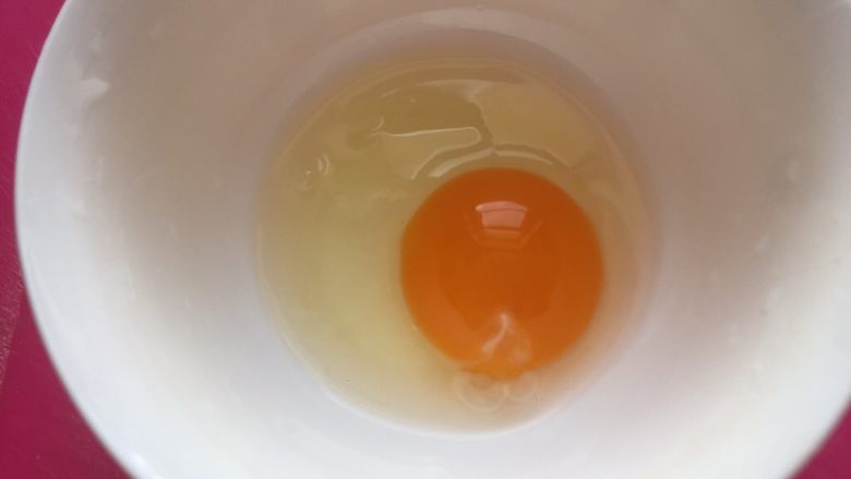 泡椒牛肉丝,打开一个鸡蛋。