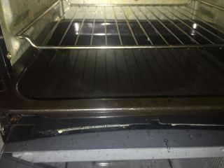 二分之一全麦粉的葡萄干吐司,二发时间倒后，预热烤箱到200度。可以在下层放一烤盘水，制造蒸汽。如果是带有蒸汽功能的烤箱，就愉快地用起来吧。