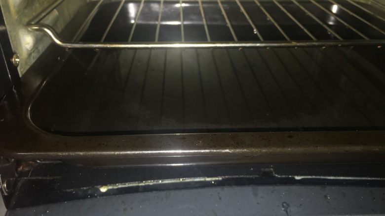 二分之一全麦粉的葡萄干吐司,二发时间倒后，预热烤箱到200度。可以在下层放一烤盘水，制造蒸汽。如果是带有蒸汽功能的烤箱，就愉快地用起来吧。