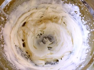 小魔鬼泡芙,淡奶油加砂糖打发出清晰纹路，倾斜打蛋器淡奶油不流动即可，装入裱花袋
