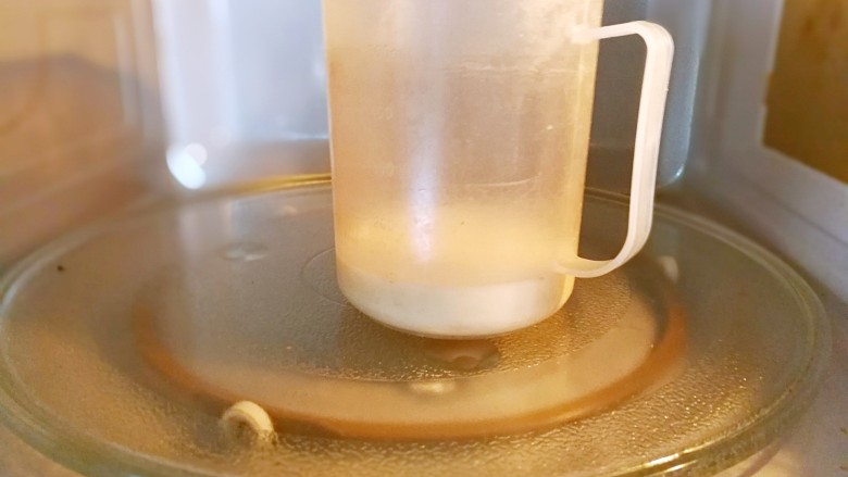 红豆（红枣）年糕,将牛奶放入微波炉加热40秒左右，温热