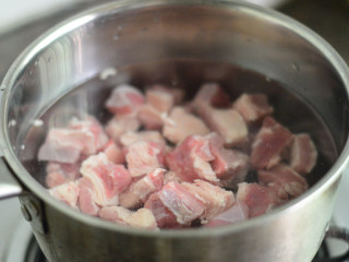 胡萝卜烧牛腩,冷水下锅，焯出血水后捞出，用温水冲洗干净后控干