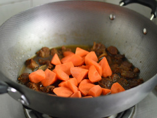 胡萝卜烧牛腩,接着放入胡萝卜，继续焖煮30分钟