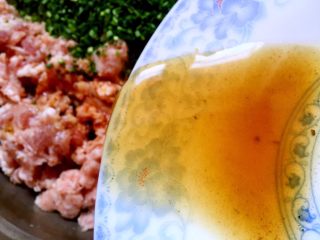 彩色水饺（猪肉蒜苗馅）,倒入花椒水顺一个方向搅拌上劲