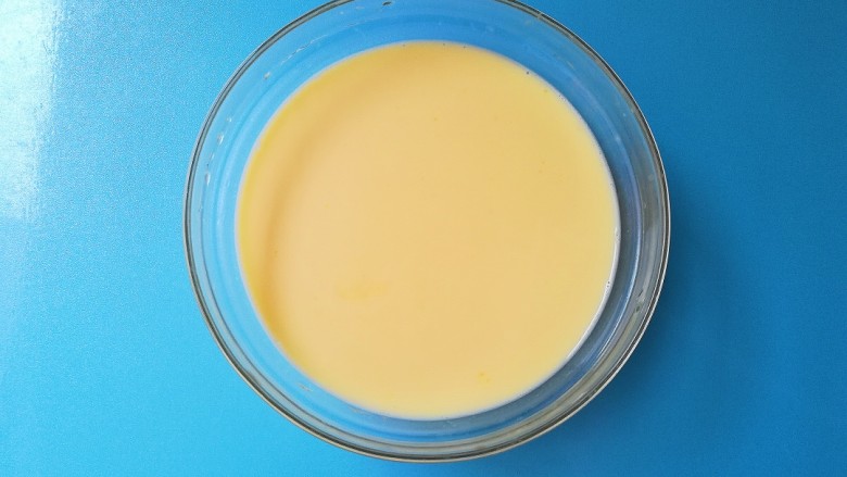 #早餐#杏仁牛奶炖蛋,过筛好的牛奶蛋液，特别的细腻