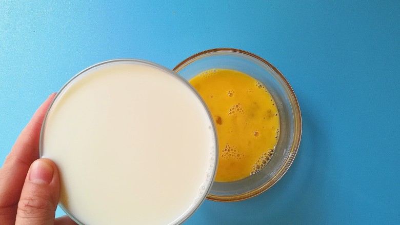 #早餐#杏仁牛奶炖蛋,将牛奶倒入蛋液里