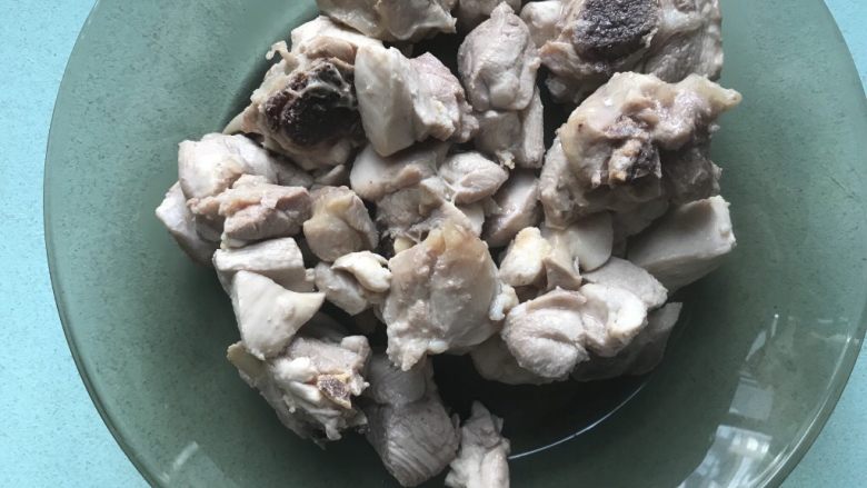 南瓜烧鸡腿焖饭,将鸡腿肉捞出备用。