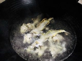 咸菜黄鱼面,另起一口锅，放一碗水烧开，倒进煎好的鱼骨，熬制十分钟（第四步和第五步可以同时进行）