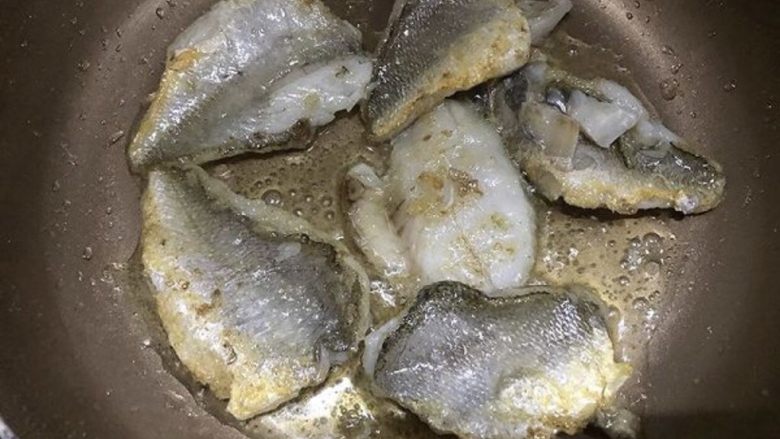 咸菜黄鱼面,炖鱼汤时，可以煎鱼肉哦：把安置好的鱼肉放进刚才煎鱼骨的油锅里，煎到两面金黄