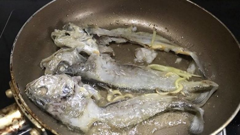 咸菜黄鱼面,取一小锅，倒少许油，加姜丝，把鱼骨放进去煎一煎