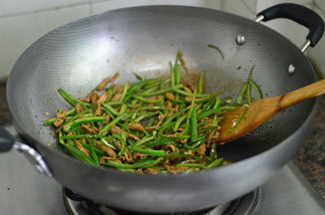 青椒肉丝,炒至青椒断生后加入蒜蓉拌炒一下，出锅前调入少许盐即可