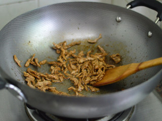 青椒肉丝,炒至猪肉变色后调入醋、生抽翻炒均匀