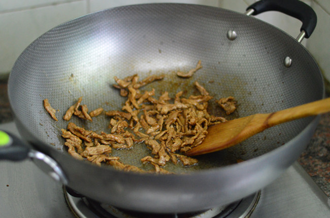 青椒肉丝,炒至猪肉变色后调入醋、生抽翻炒均匀