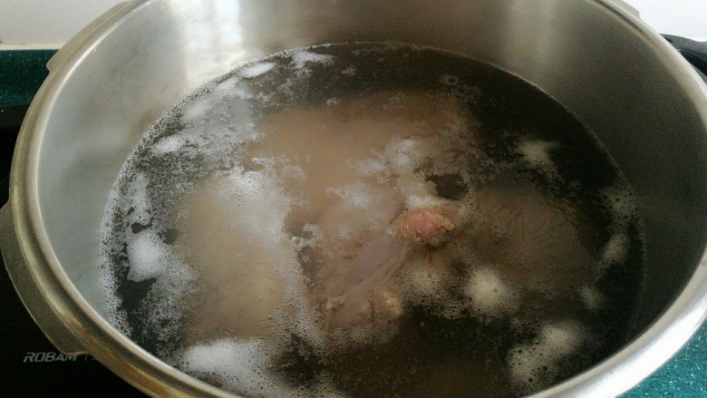 白切羊肉,泡好的羊肉放入锅里，加入凉水烧开给羊肉焯下水。当水煮开的时候，会有好多的浮沫聚集到水上面。这时把火关掉，把锅里的热水倒掉。
也可以不焯水，直接把里面的浮沫用勺子盛出来。但总感觉浮沫去不干净，不如这样放心。