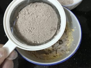 坚果可可小酥饼,
2次蛋液加入打均匀后，筛入之前混合好的低粉奶粉可可粉
