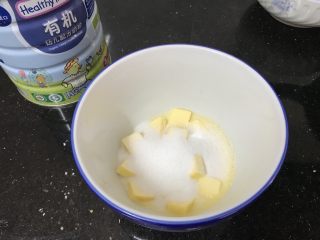 坚果可可小酥饼,黄油提前室温软化后，加入细砂糖打发
