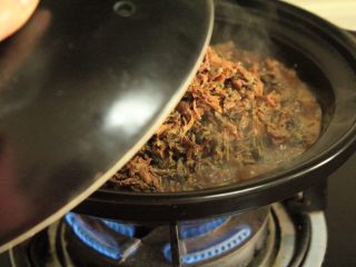 梅干菜烧五花肉,大火煮开，盖盖小火炖煮30分钟
注意水分是否足够
期间翻拌一下避免粘锅