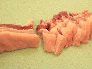 梅干菜烧五花肉,将五花肉切大块，大概1厘米宽