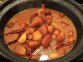 梅干菜烧五花肉,转至砂锅中
也可以继续炒锅里面炖煮哈，这个时候汤汁还有挺多的