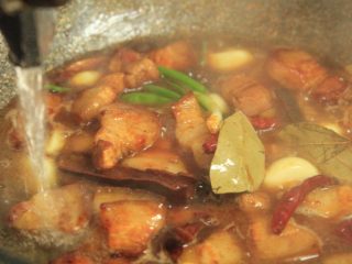 梅干菜烧五花肉,翻炒一下，加热开水，盖过肉块