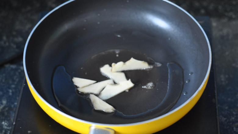 豆豉焖草鱼,烧热油锅，放入姜片煸香