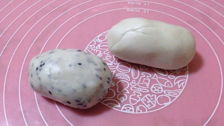 团团圆圆――桂香糯米枣,
两块面团加盖保鲜膜醒5分钟