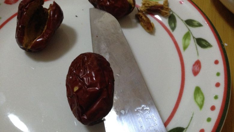 团团圆圆――桂香糯米枣,醒面的期间来处理一下枣：红枣取出控水，枣子一面用刀在切一个口